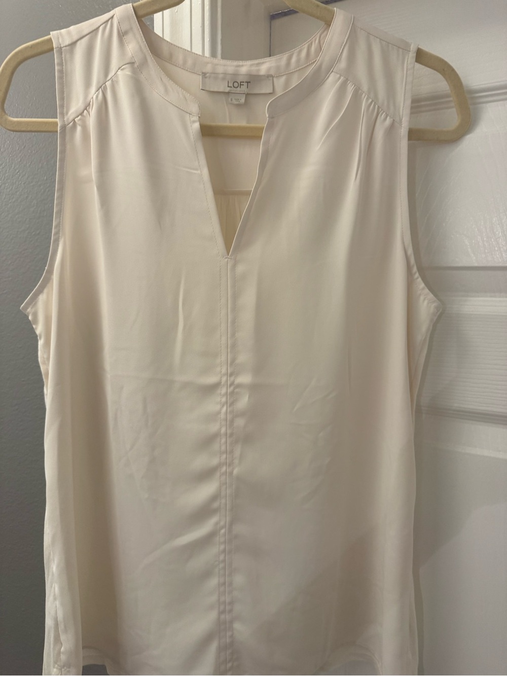 LOFT Sleeveless Split-Neck Blouse in Cream Mixed Media Size Small
